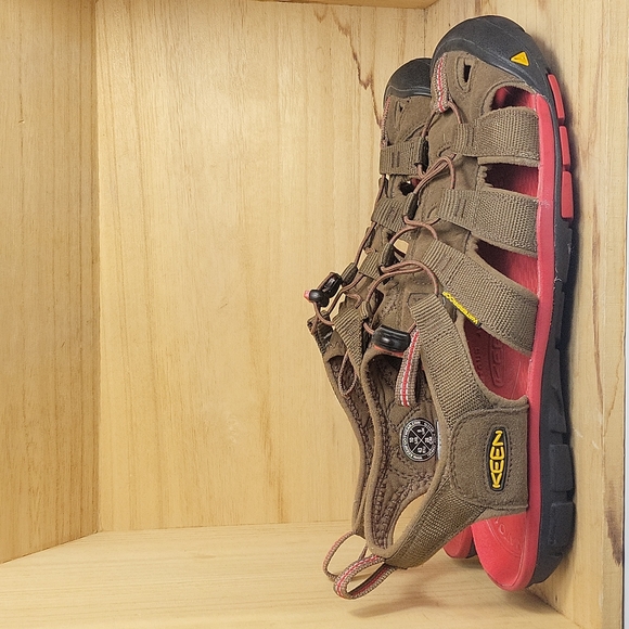 KEEN Clearwater CNX 1014452 Dark Earth/Racing Red Sandals - Picture 4 of 10